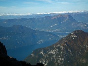 63  I due rami del Lago di Como. S'intravvede la punta di Bellagio...